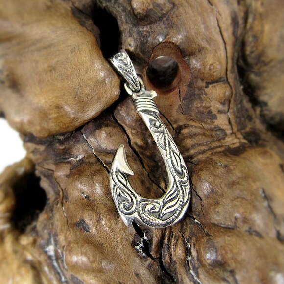 Solid 925 Sterling Silver Ornate Hawaiian Fish Hook Pendant - Fisherman Gift - Picture 3 of 9